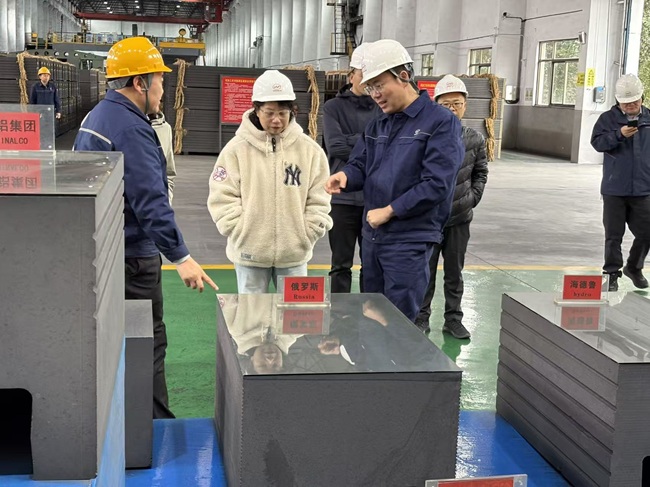 河南省国有资本运营集团副总经理张华一行到万基控股集团调研